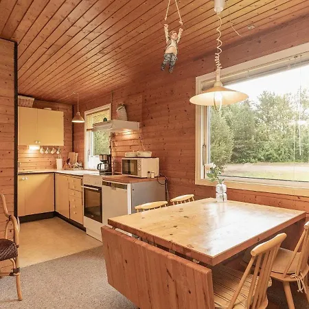 4 Person In Hals-by Traum *