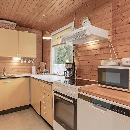 4 Person In Hals-by Traum *