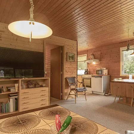 4 Person In Hals-by Traum