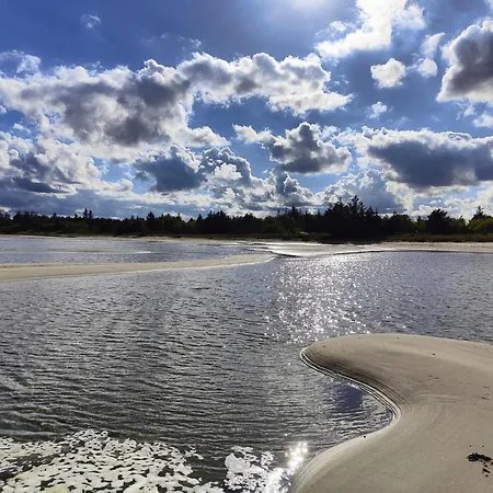 4 Person In Hals-by Traum *